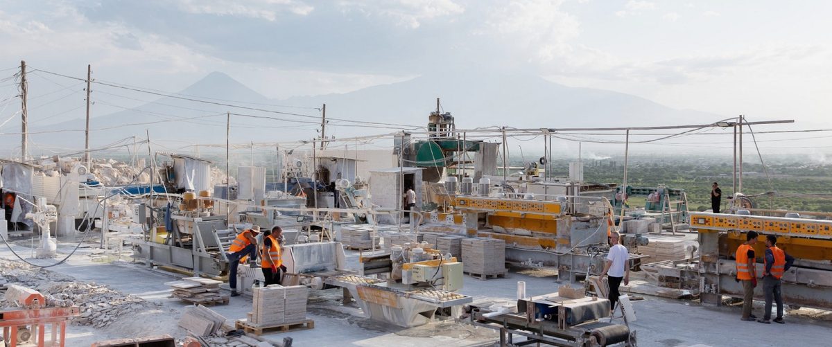 Բացօթյա սղոցման հրապարակի համայնապատկեր՝ բլոկներ, հաստոցներ և պատրաստի մշակամասեր
